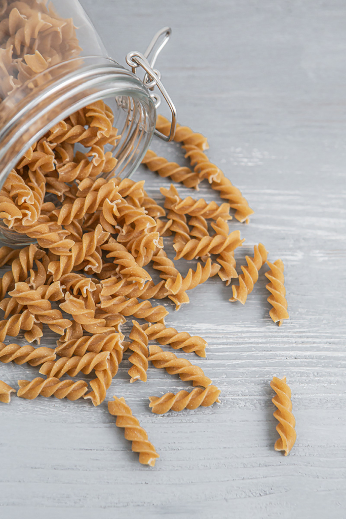 Pasta in einem umgekippten Vorratsglas