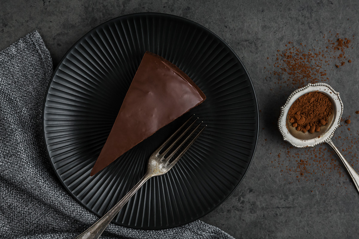 Teller mit einem Stück veganem Kuchen